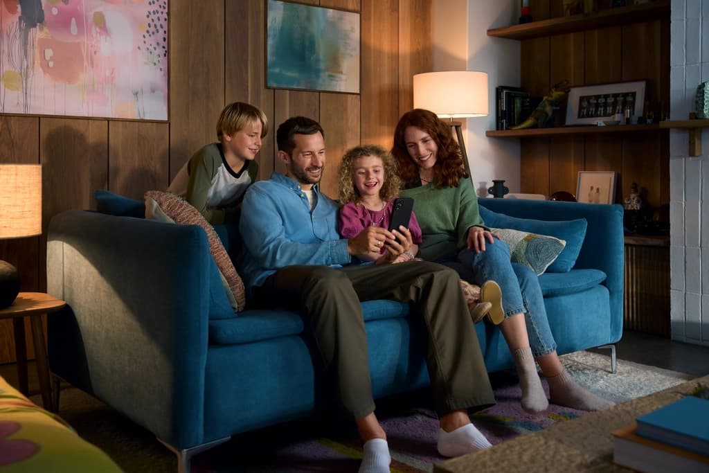 Familie im Wohnzimmer